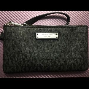 Michael Kors
Signature Jet Set Medium Wristlet